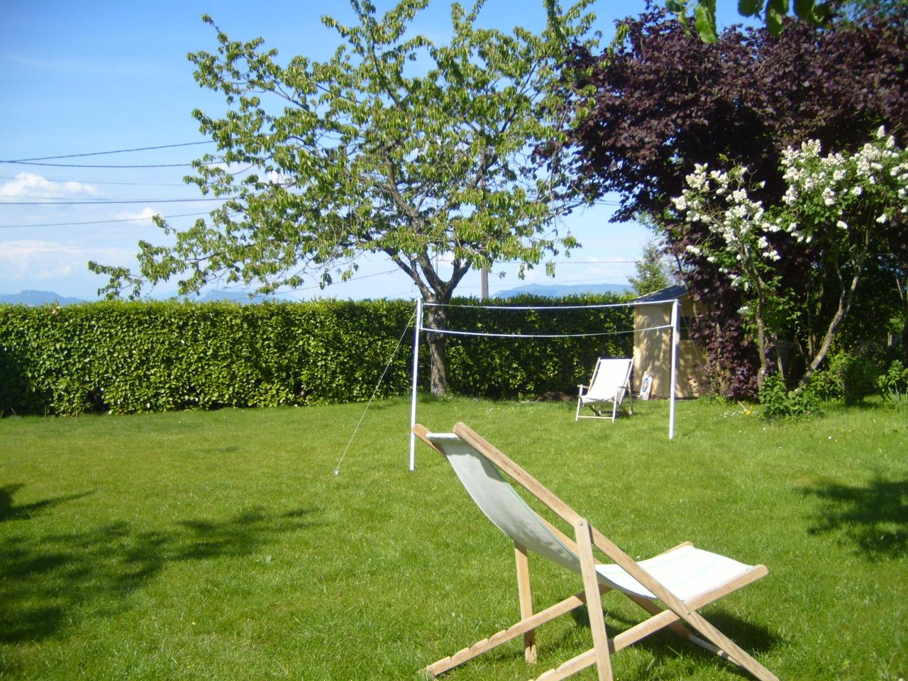 chaise-longue-ou-badminton-jardin chalet la bachole.jpg